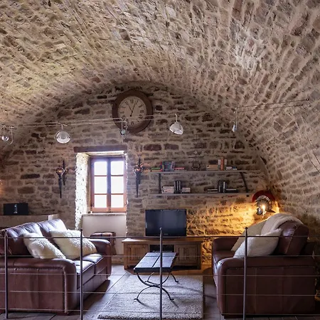 Umbrian Retreat In With A Pool 度假居